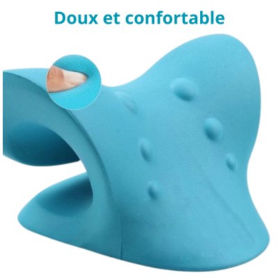 Zoom sur un coussin cervical ergonomique bleu en mousse souple et respirante, doux et agréable au toucher.