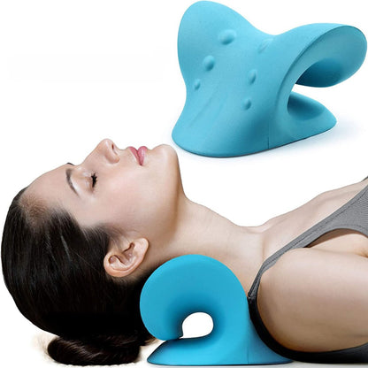 Coussin cervical ergonomique bleu utilisé pour relaxer les cervicales et corriger l’alignement de la colonne vertébrale.