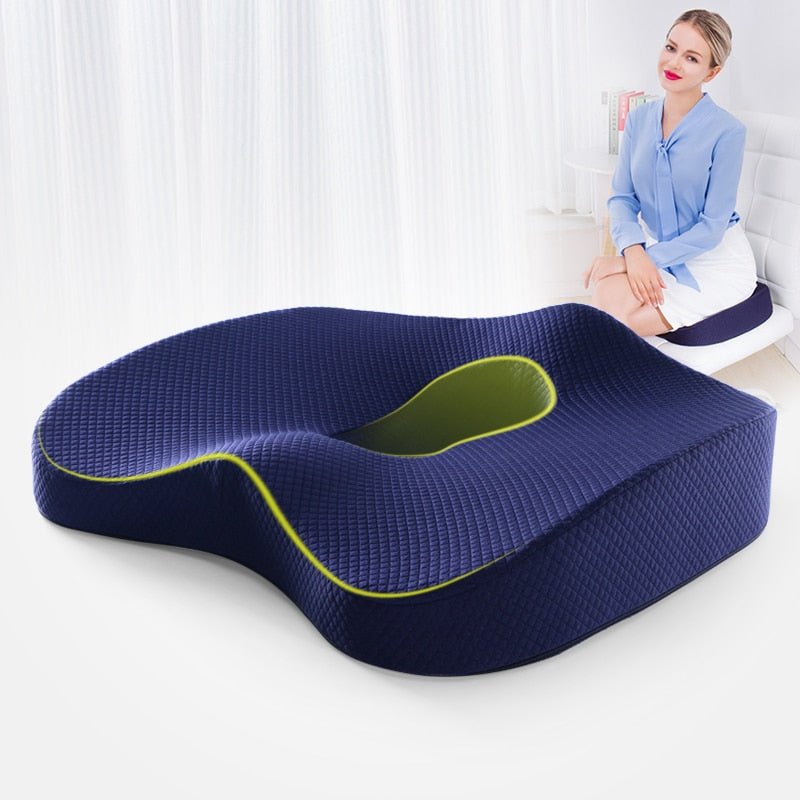 Coussin orthopédique de siège bleu avec bords incurvés et creux central, conçu pour soulager la pression et offrir un confort prolongé.