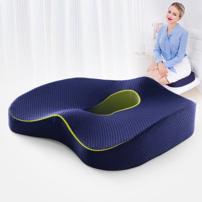 Coussin orthopédique de siège bleu avec bords incurvés et creux central, conçu pour soulager la pression et offrir un confort prolongé.