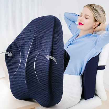 Femme détendue sur un coussin orthopédique de siège bleu soutenant le dos et favorisant une posture naturelle et ergonomique.