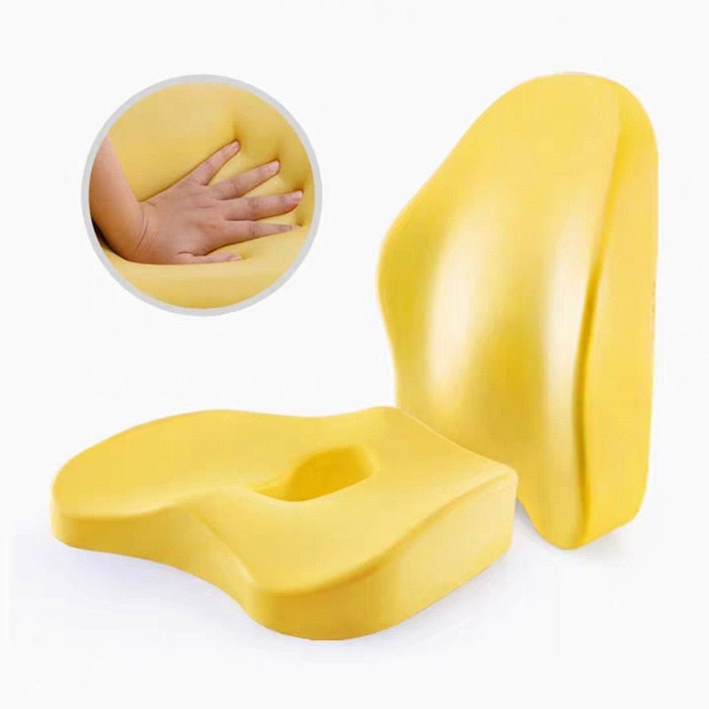 Coussin orthopédique de siège jaune en mousse à mémoire de forme, illustrant sa souplesse et sa capacité à reprendre sa forme pour un confort durable.
