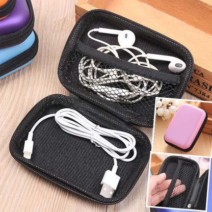 Intérieur d’un organisateur de câble avec filet pour sécuriser les fils, adaptateurs et écouteurs.